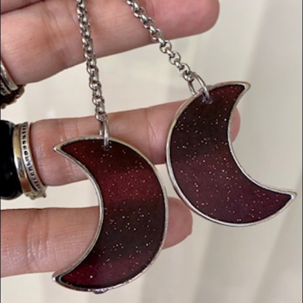 Dark Red resin & glitter crecent moon earrings - Picture 5 of 12